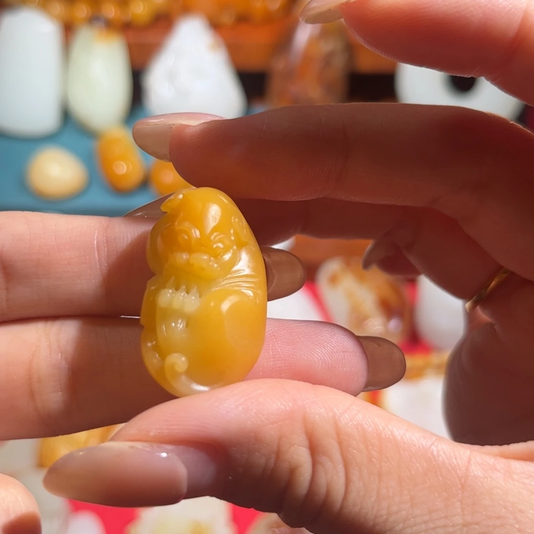 泗***司颈饰未镶嵌和田玉