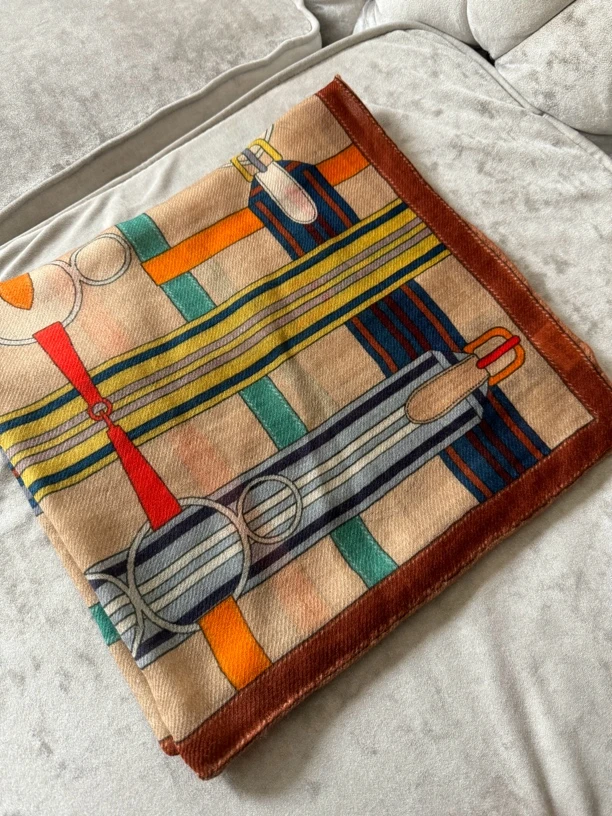 65尺寸水溶羊毛高货方巾保暖秋冬复古围巾柔软轻薄款手工卷边