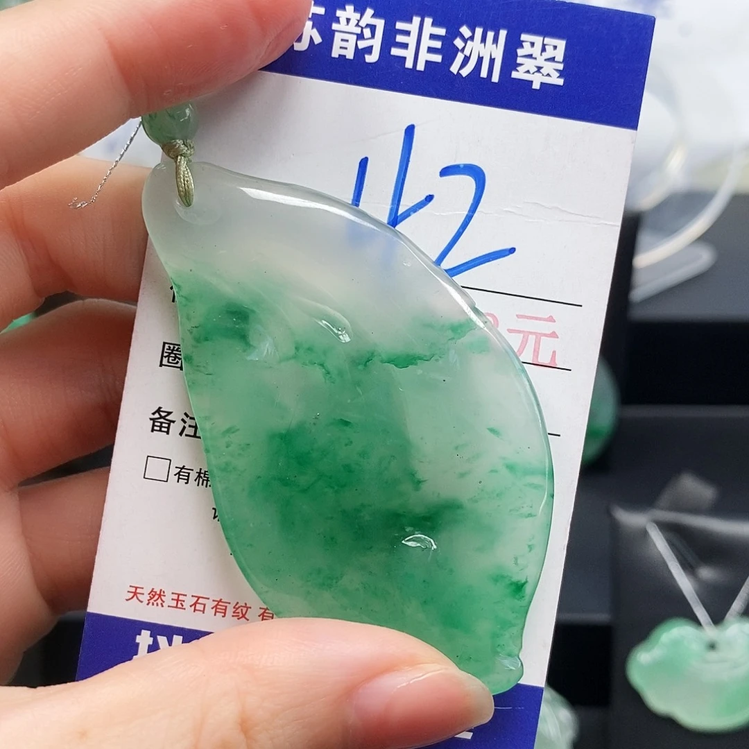石英质玉（非洲翠）未镶嵌颈饰