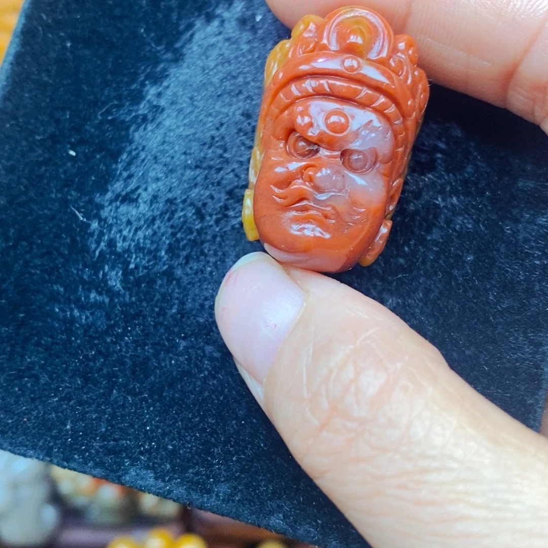 未镶嵌石英质玉（黄龙玉）颈饰