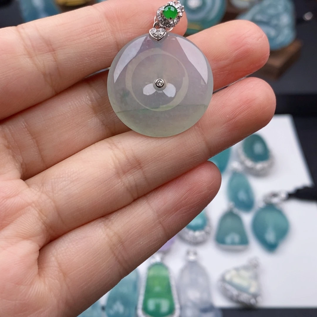 翡翠18K金镶嵌颈饰平安扣