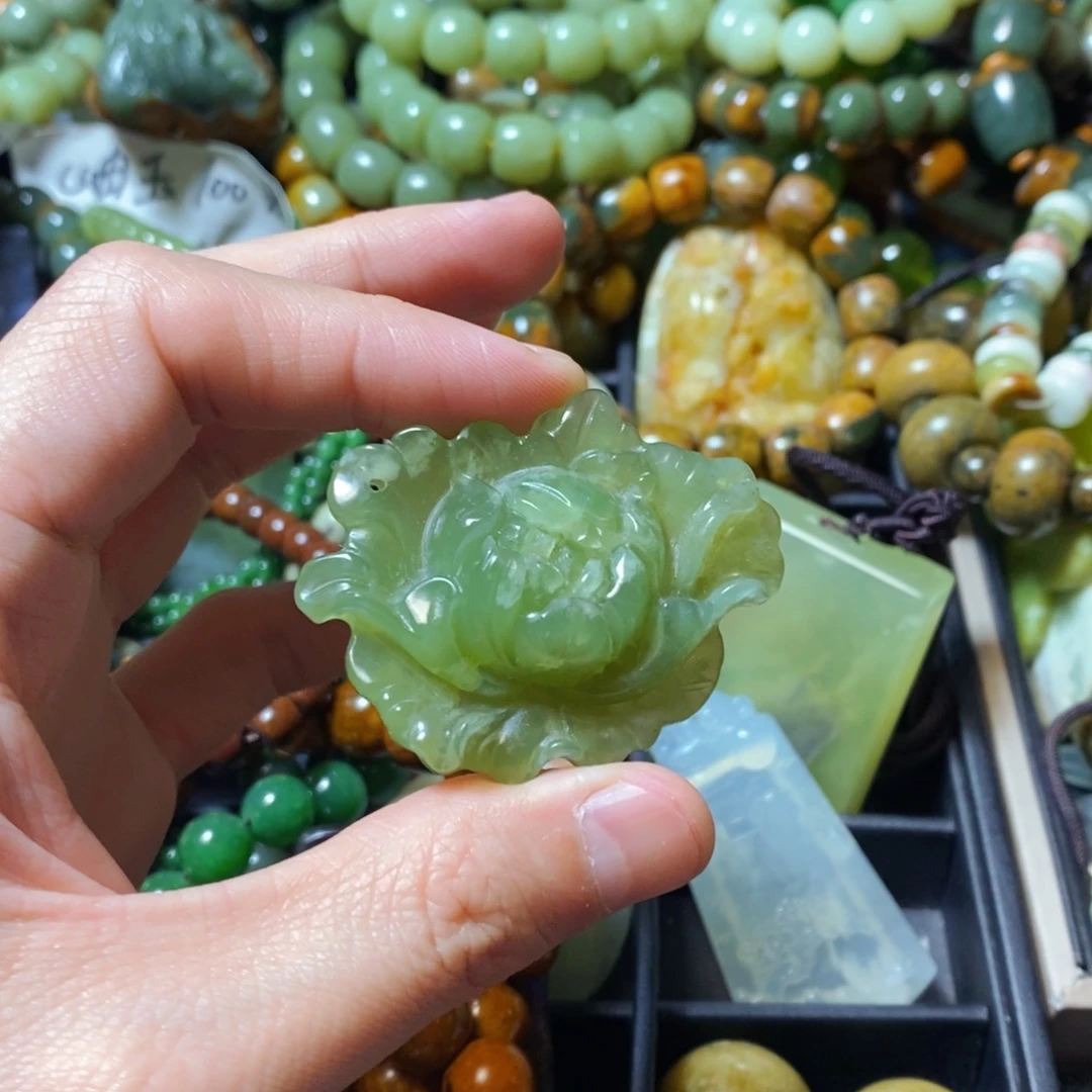 蛇纹石玉未镶嵌颈饰