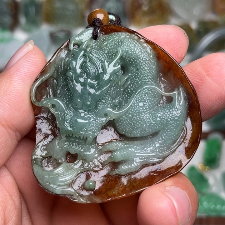 翡翠未镶嵌颈饰龙