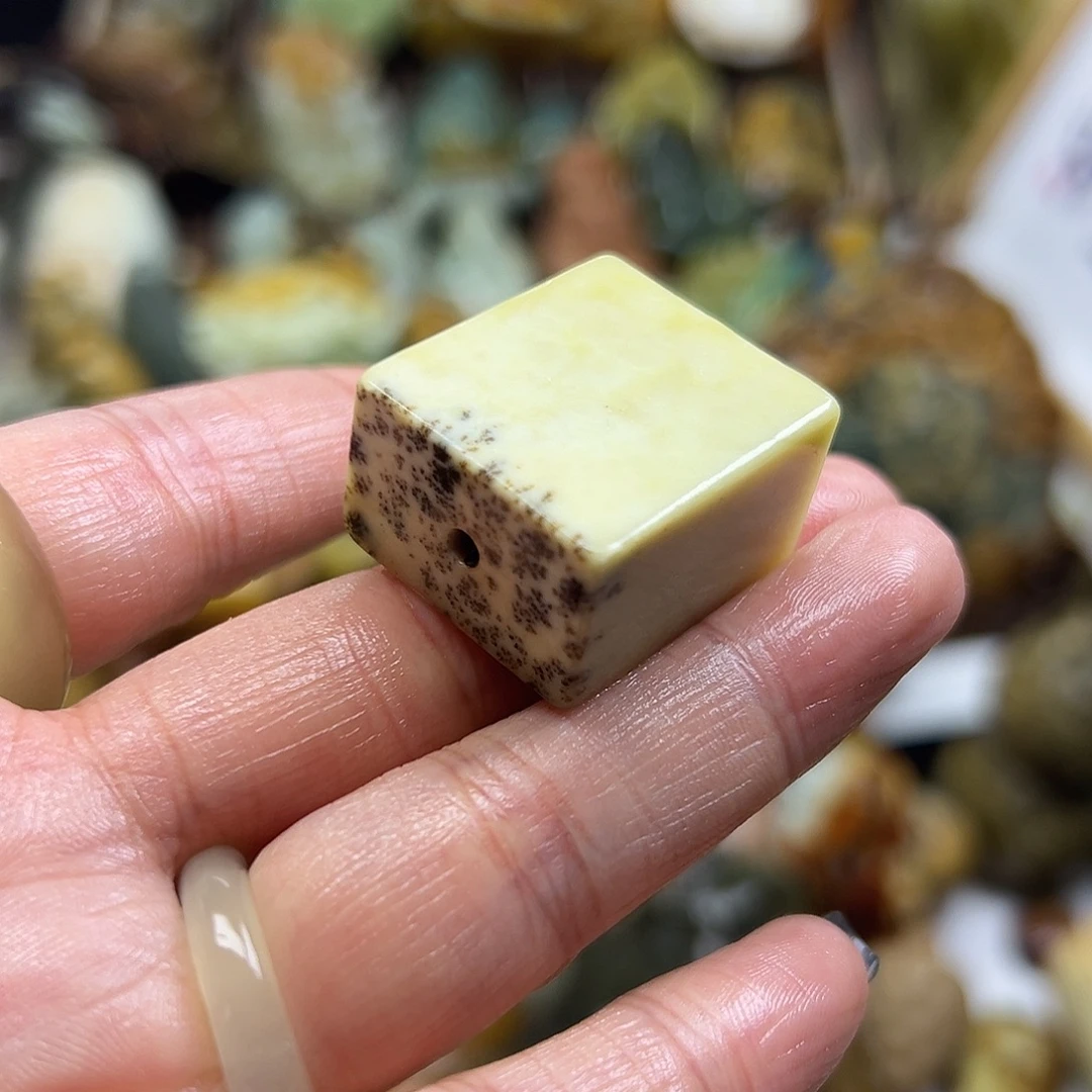 未镶嵌岫玉颈饰辽阳料水草通眼方扣