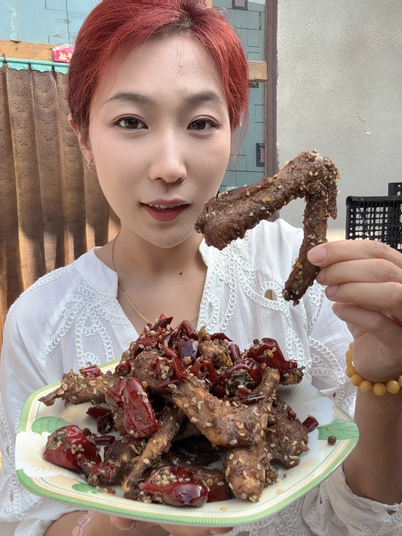 包小豆家甜辣干煸鸭翅，氮气锁鲜。（盒子里面是冲的氮气，不是鼓包）