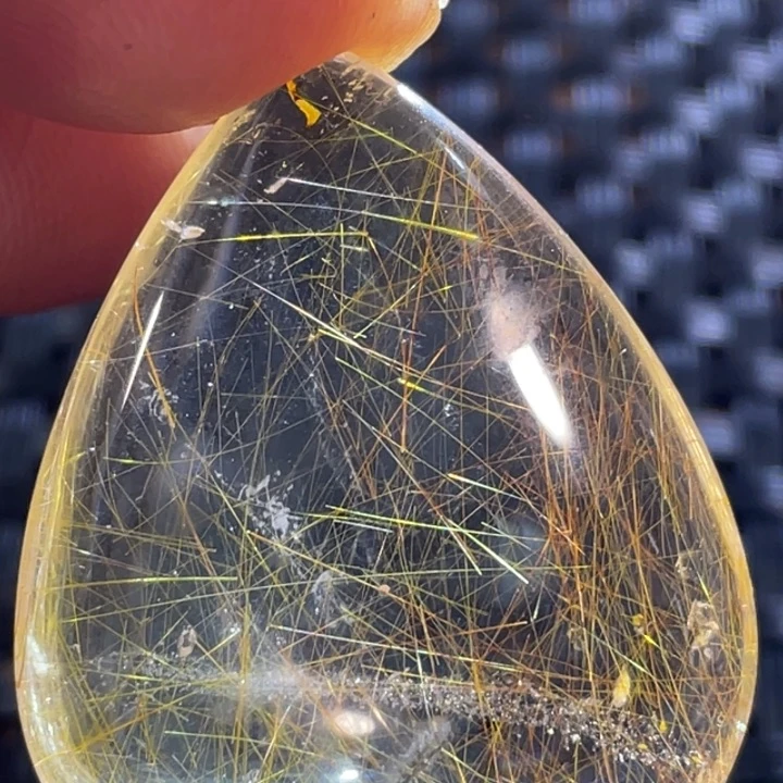 水晶颈饰未镶嵌?**?我们