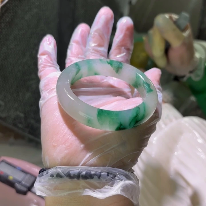 天***)石英质玉（非洲翠）未镶嵌手镯定制