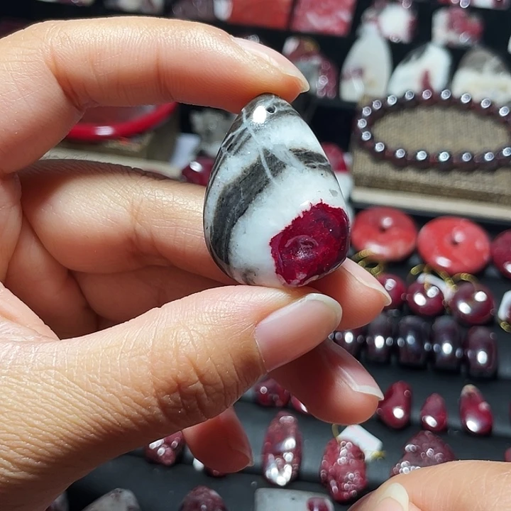 天然辰砂原石晶体吊坠