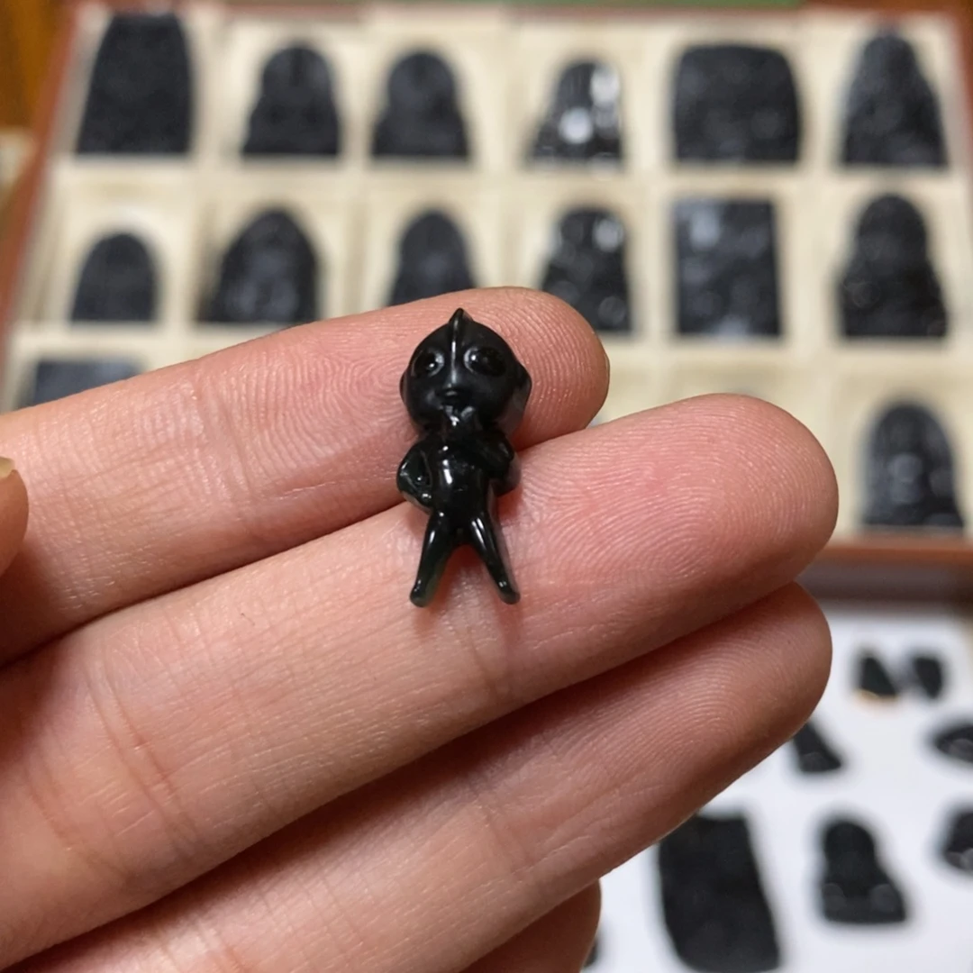 翡翠未镶嵌套链凹凸曼