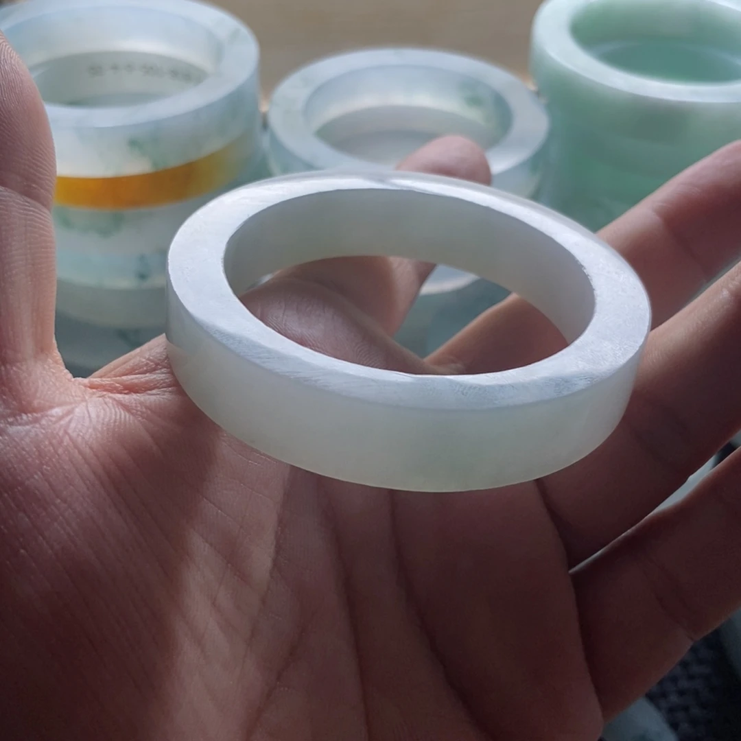 用***4未镶嵌手镯定制翡翠