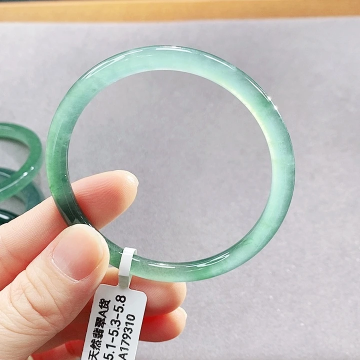 翡翠未镶嵌手镯（圆镯）