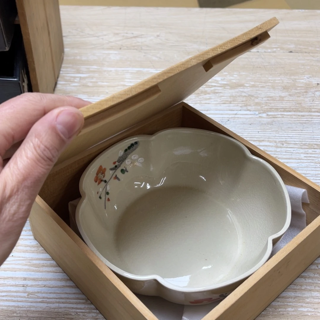 瓷片霸*龙密密麻麻地排列着一个