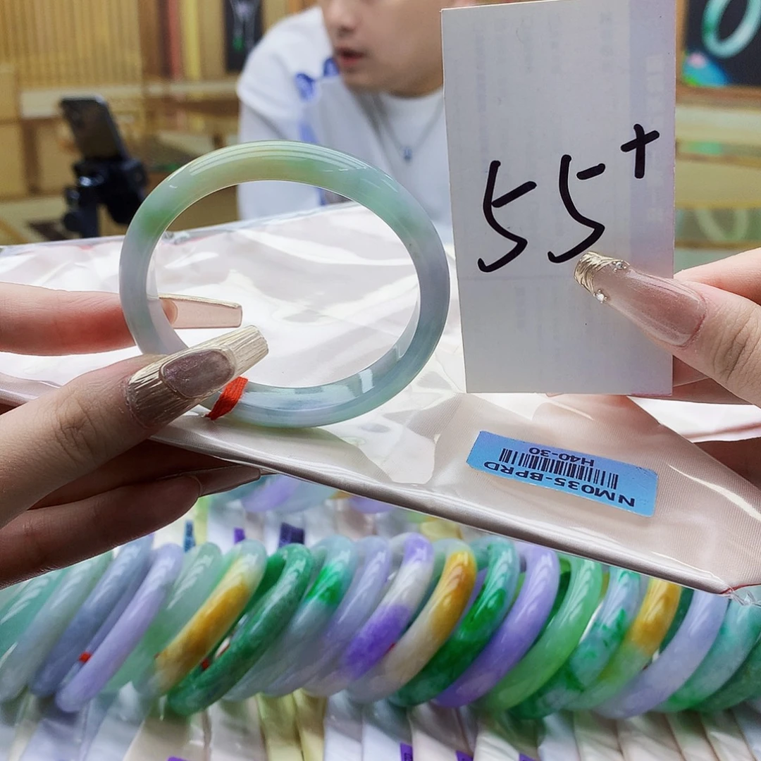 翡翠未镶嵌手镯io