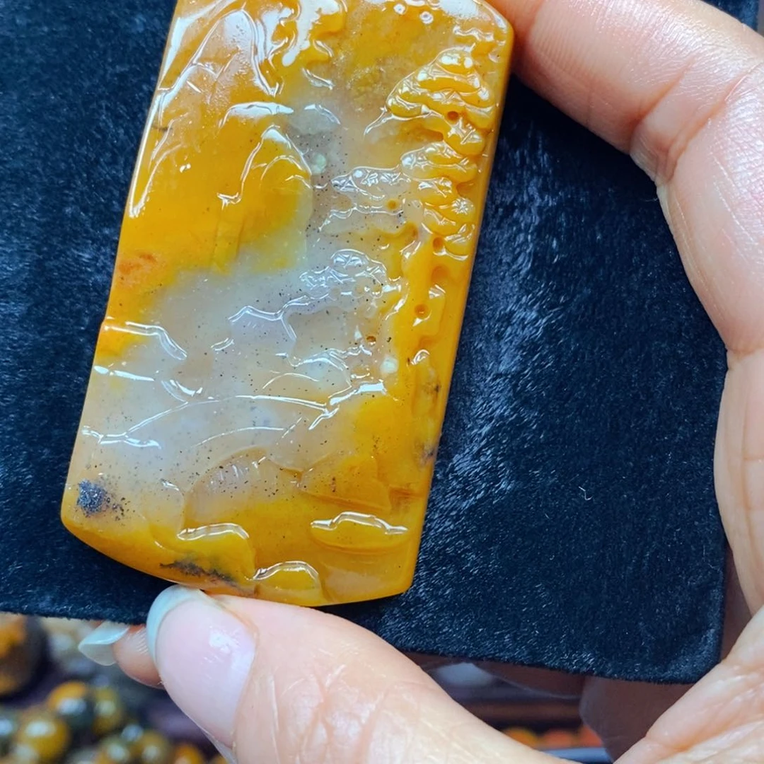 未镶嵌石英质玉（黄龙玉）颈饰