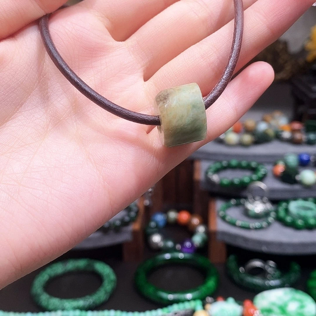 翡翠未镶嵌颈饰漂亮美眉