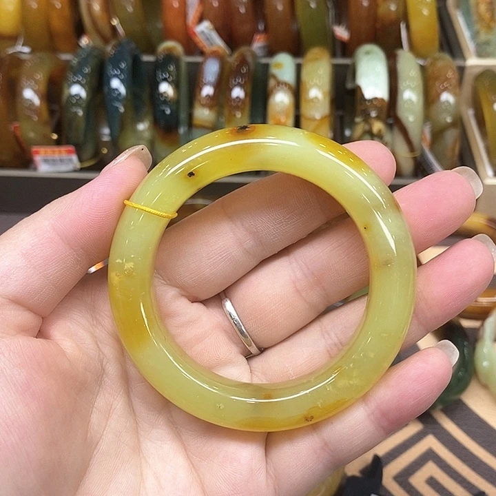 未镶嵌透闪石-蛇纹石玉手镯