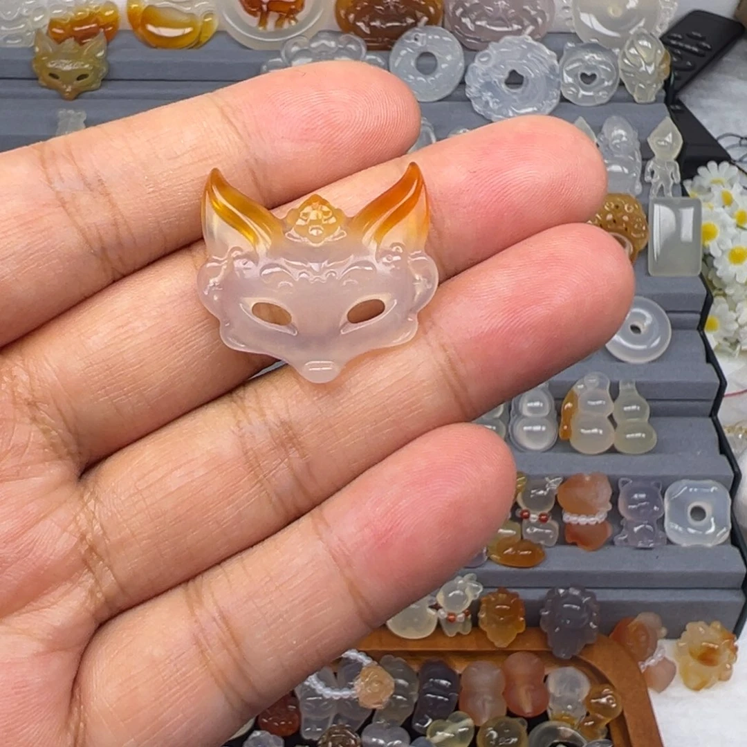 D***U玛瑙/玉髓未镶嵌颈饰俏色面具