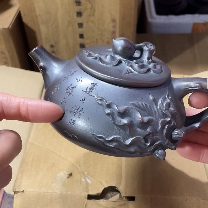 紫砂茶壶原矿泥料手工制作的一把紫砂壶。