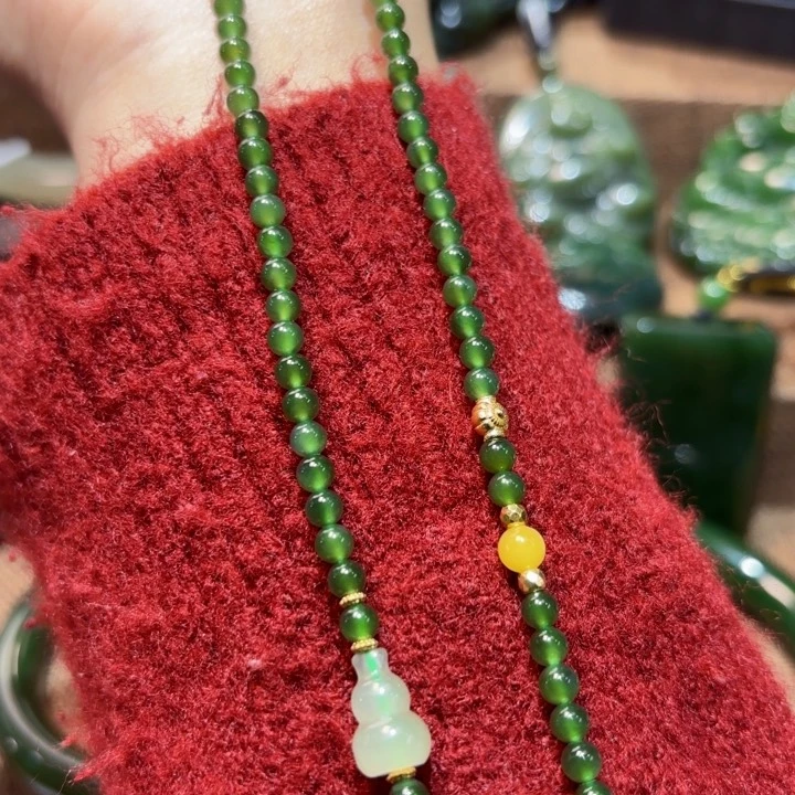 颈饰未镶嵌和田玉（碧玉）