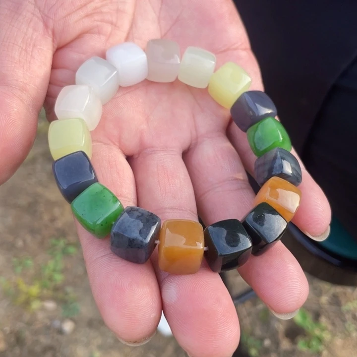 N***a和田玉未镶嵌颈饰