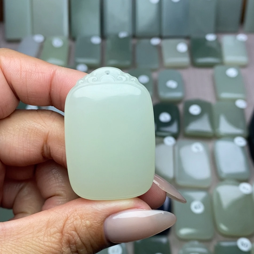 用***4和田玉未镶嵌颈饰