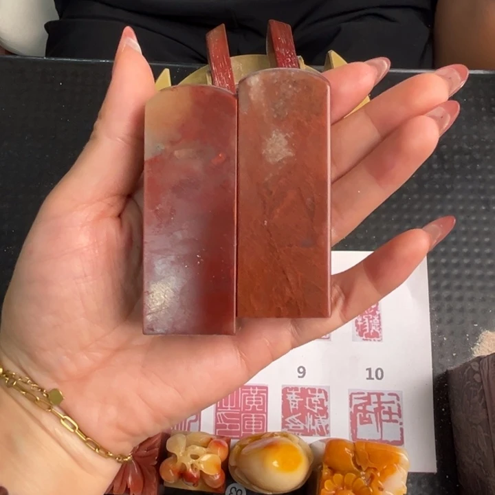 文***严寿山石印石现场纯手工制作工艺精美