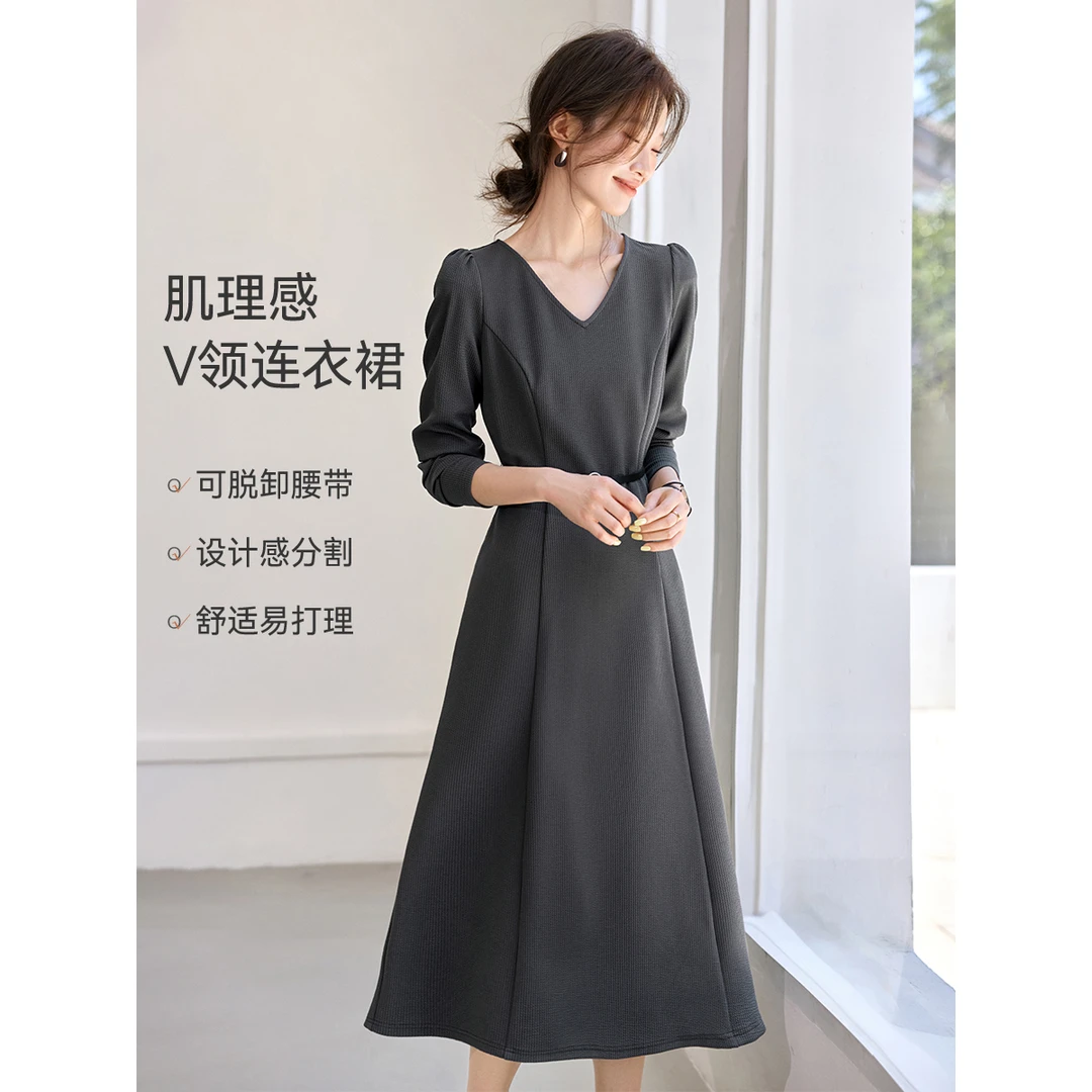沫晗依美复古赫本风连衣裙2025秋季新款百搭肌理长袖V领腰带装饰
