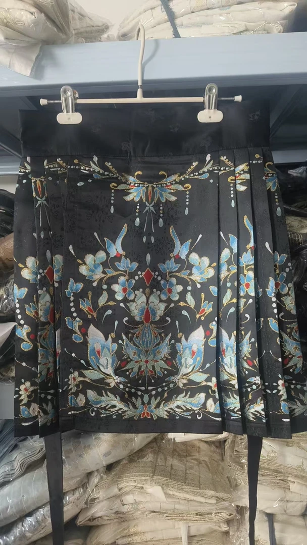 黑色短款织金仿妆花马面裙