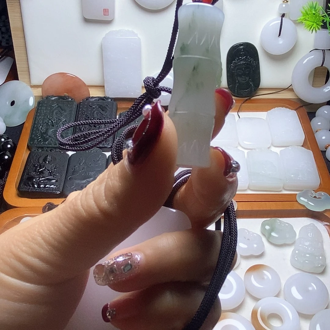 石英质玉（金丝玉）颈饰未镶嵌