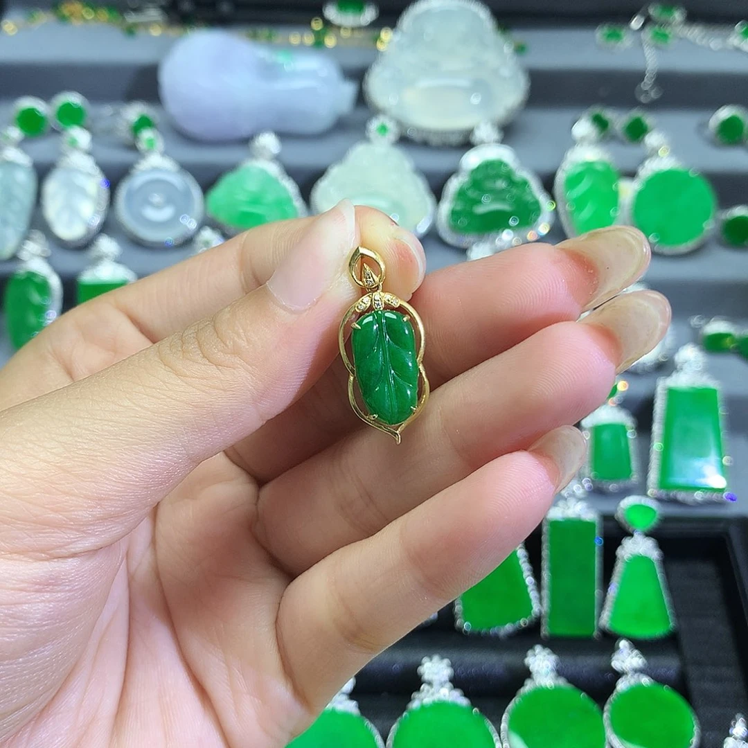 翡翠18K金镶嵌颈饰吊坠