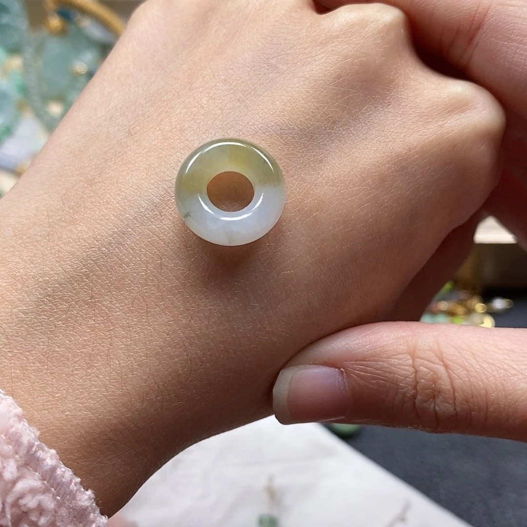 翡翠颈饰未镶嵌H****n闪