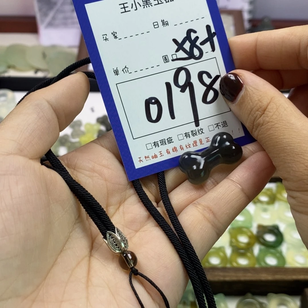 蛇纹石玉颈饰未镶嵌小**王