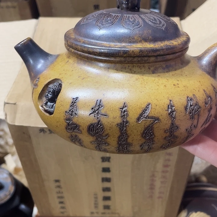 紫砂茶壶黄矿泥料手工制作的一把紫砂壶。
