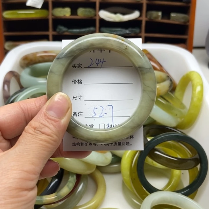 蛇纹石玉未镶嵌手镯