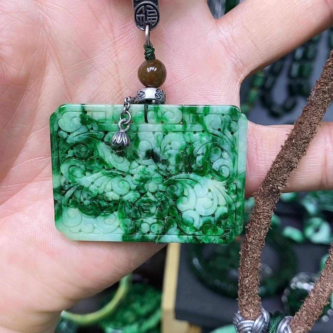 颈饰未镶嵌翡翠漂亮美眉