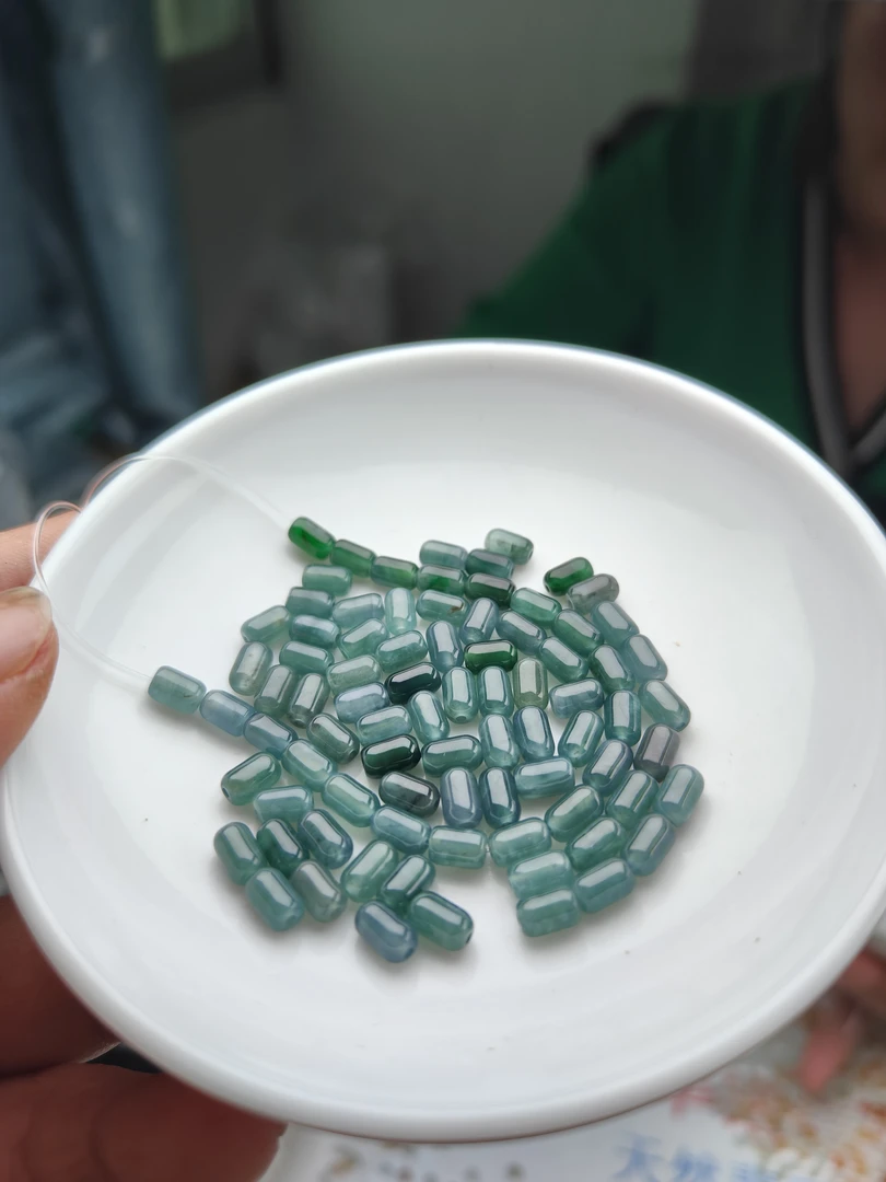 天然翡翠a货，冰蓝胶囊珠，0640，尺寸约6*4mm，50颗=35散珠手工编织