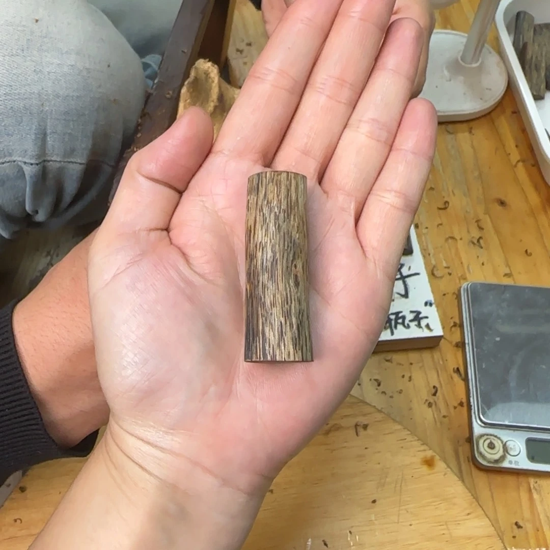 沉香吊坠素牌白奇圆柱8.8克
