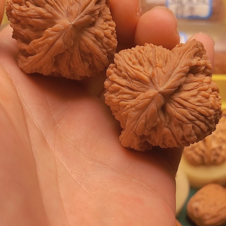 文玩核桃把件44全品红皮粗筋南疆石