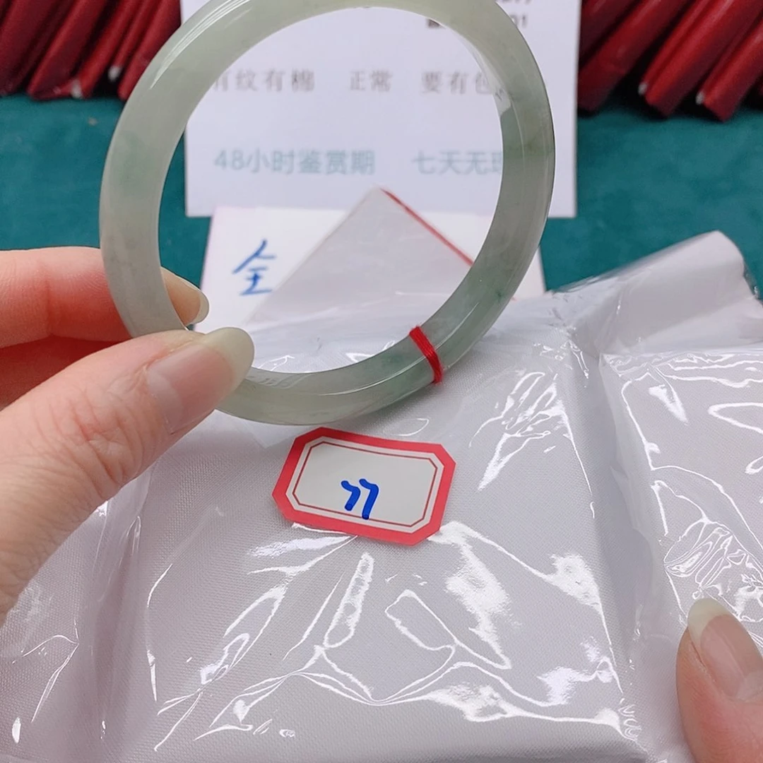 翡翠手镯未镶嵌?**h77777777777