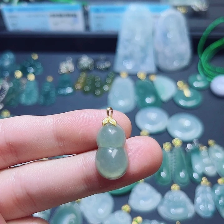 翡翠18K金镶嵌颈饰翡翠