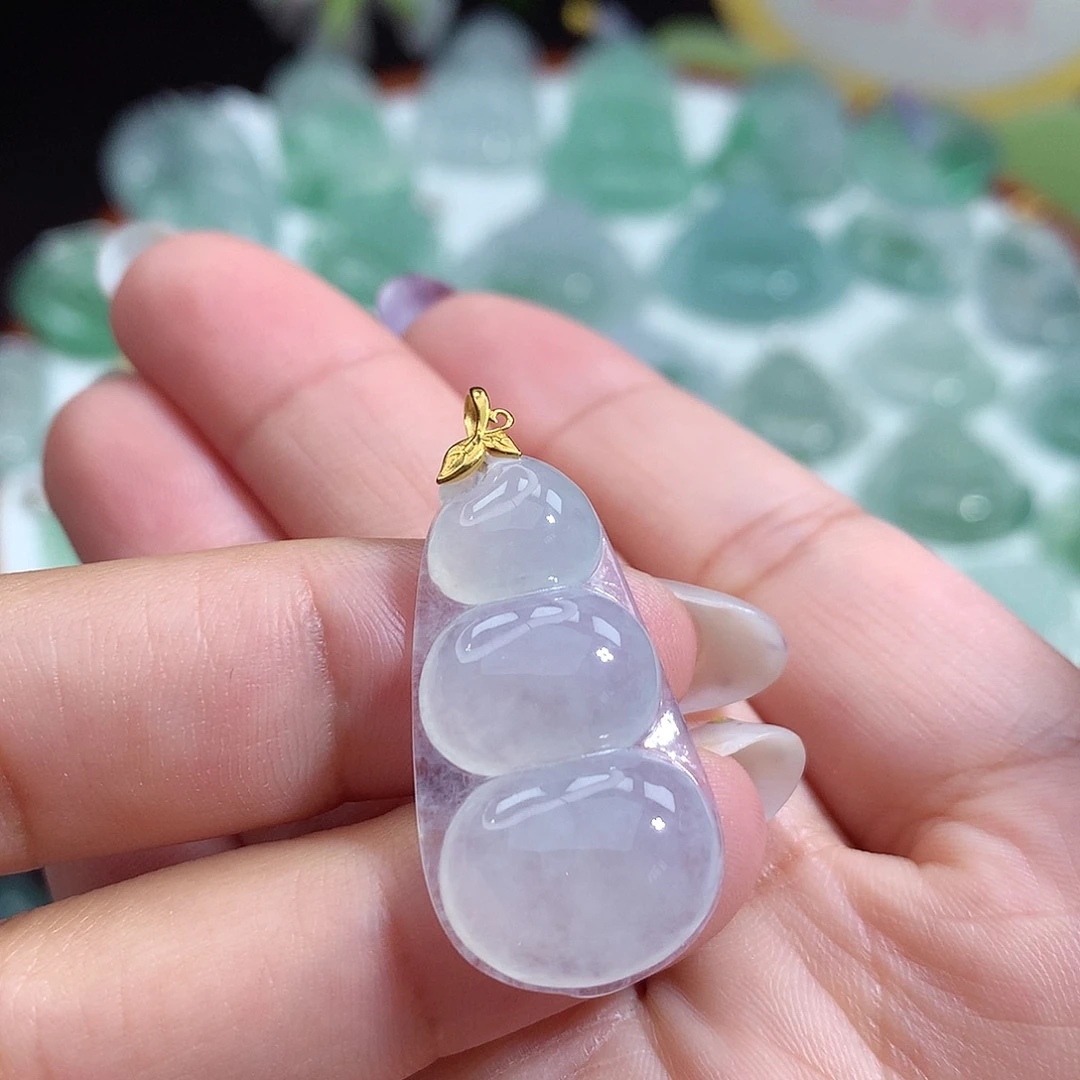 翡翠未镶嵌颈饰豆子