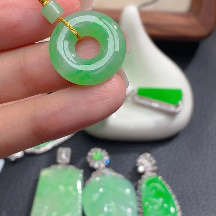 颈饰未镶嵌翡翠吊坠