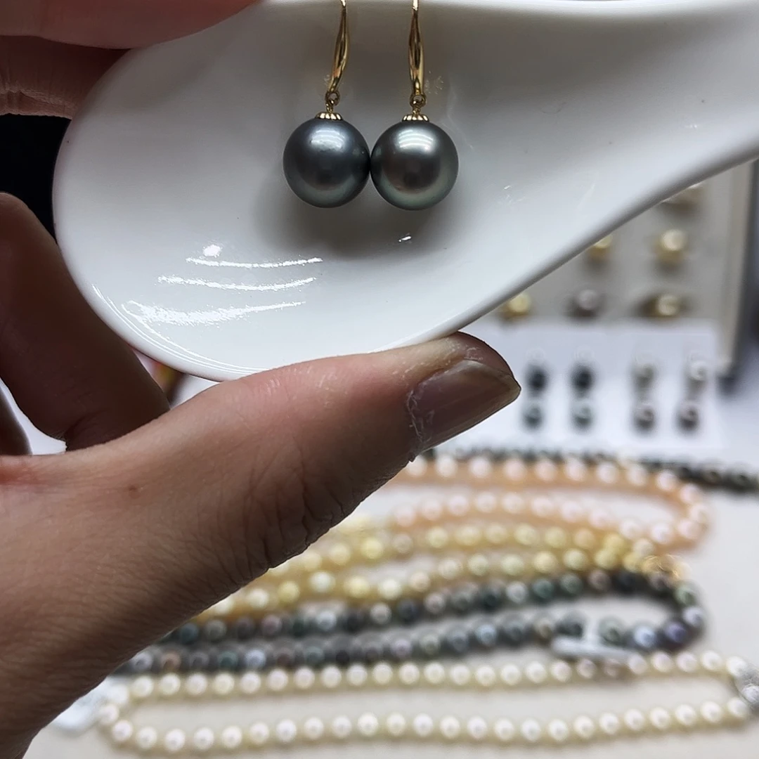 18K金镶嵌海水珍珠耳饰