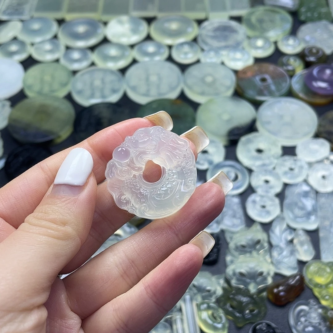 岫玉未镶嵌颈饰龙扣