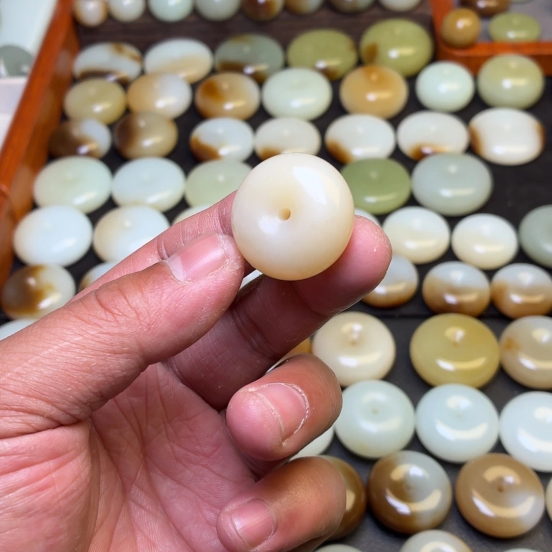呦***闹和田玉未镶嵌颈饰