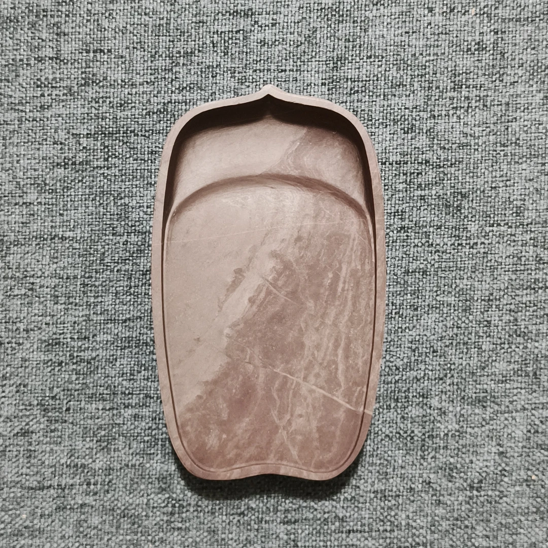 老坑洮砚，喇嘛崖老坑鸊鷉血莲瓣砚，尺寸10.5*6.2*1.9厘米