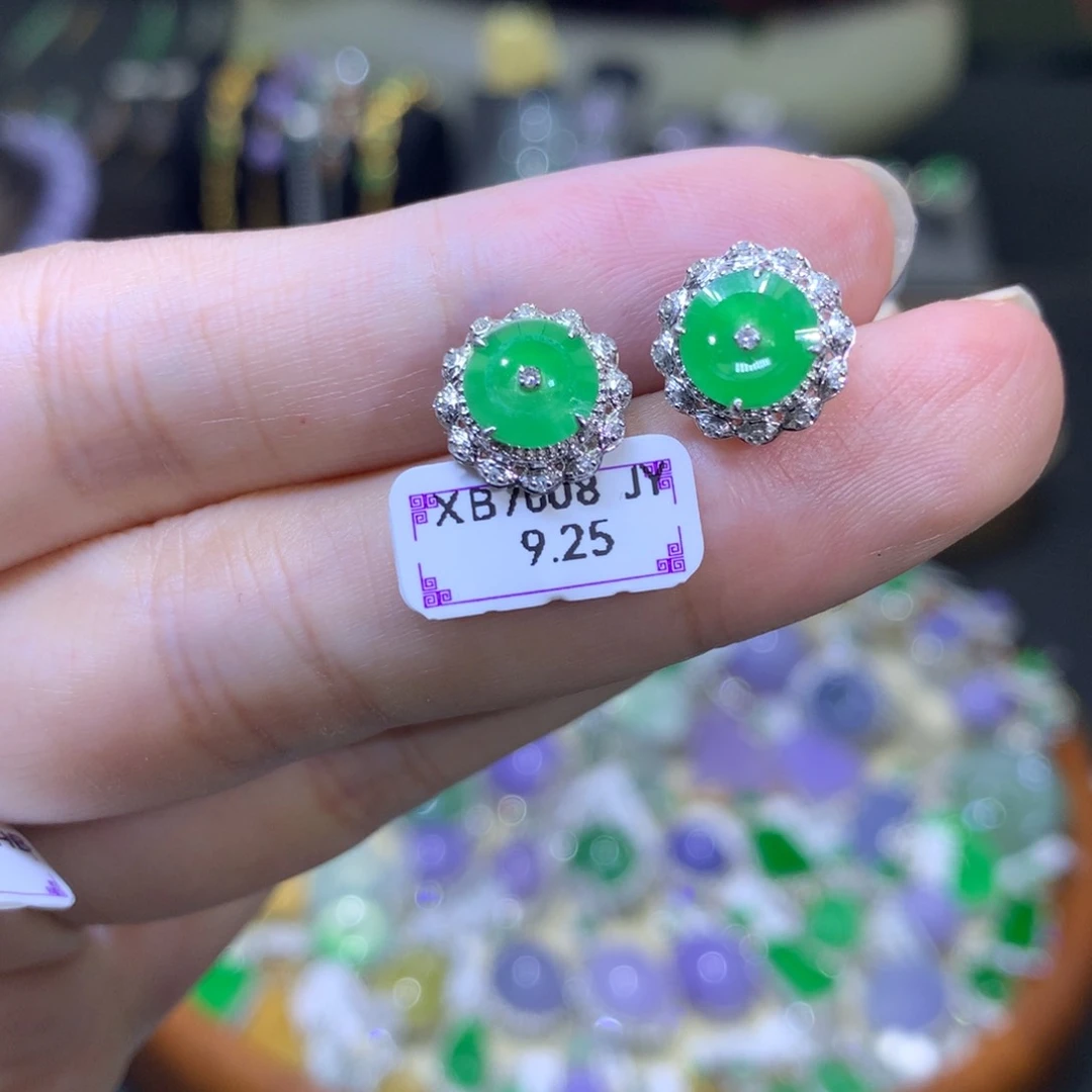 颈饰18K金镶嵌翡翠