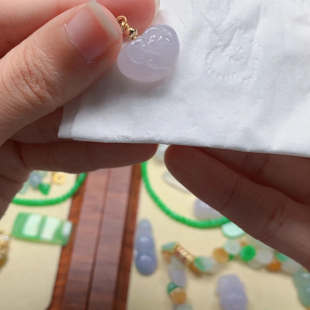 冬***雪翡翠未镶嵌颈饰是