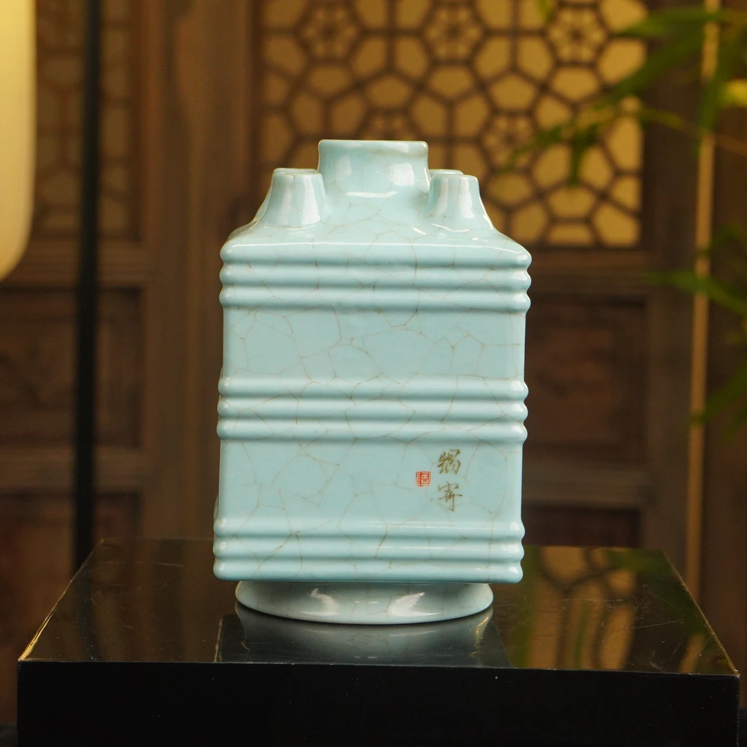 粉青釉五管瓶（高14.8cm）