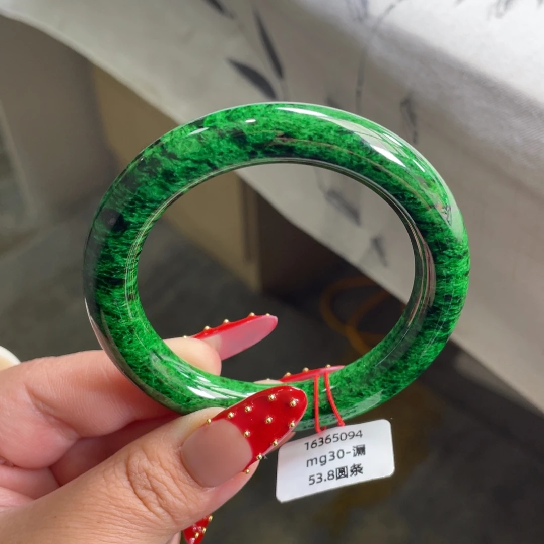 翡翠未镶嵌手镯满绿圆条手镯